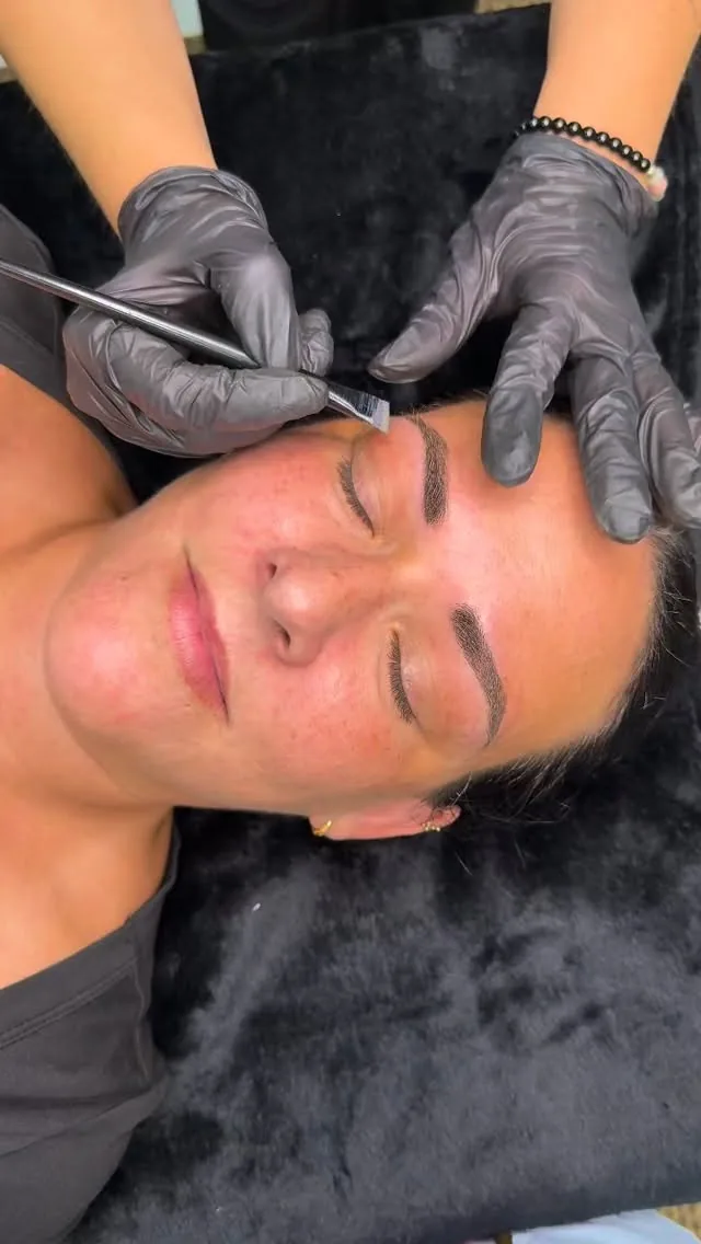 Lola Torres diseñando las cejas de una clienta antes de empezar