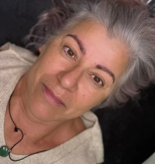 Resultado de micropigmentación de cejas en una clienta de Lola Torres